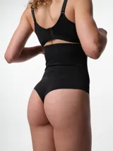 Bombacha modelante de tiro alto con diseño colaless y terminaciones corte láser. Confeccionada en microfibra, cuenta con banda de silicona antideslizante en el borde superior para mayor sujeción y fundillo de algodón.