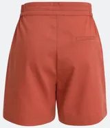 Short negro de lino de tiro alto con cierre frontal con botón.