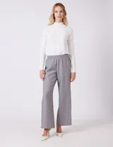 Pantalon de corte wide leg en color gris, con cintura elastizada y franjas laterales en contraste. Presenta un diseño de pierna recta y holgada.