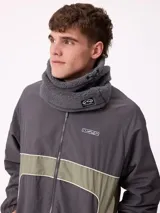 Cuello de polar gris oscuro, confeccionado en tejido texturizado con cordón de ajuste y etiqueta con el logo de la marca Rusty.