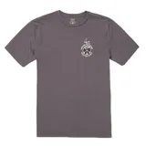 Remera Volcom de manga corta y cuello redondo, color gris, con diseño estampado pequeño en el pecho izquierdo que incluye el logo y un gráfico alusivo.