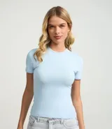 Blusa marrón ajustada al cuerpo, de manga corta y cuello redondo.