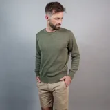 Buzo de algodón y poliéster color verde militar, con cuello redondo y manga larga.