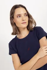 Remera básica de algodón con spandex, de calce cómodo y cuello redondo. Presenta un pequeño bordado minimalista en el centro del pecho.