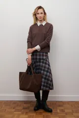 Sweater de punto color marrón, con cuello redondo y manga larga.