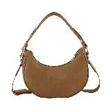 Cartera bandolera marrón con correa de mano y correa larga con logo de la marca.