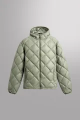 Campera puffer verde oliva acolchada con diseño de rombos, capucha y cierre frontal con cremallera. Incluye bolsillos laterales con cierre. Relleno de plumón y plumas.