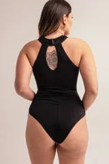 Body negro musculosa confeccionado en lycra con escote halter adornado con brillos.