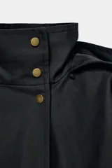 Cazadora negra ZW Collection de cuello subido con capucha, manga larga y bolsillos delanteros. Presenta forro interior a contraste y cierre frontal cruzado con botones a presión dorados.