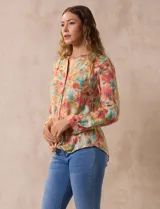 Blusa estampada de Zac & Rachel con cuello a la base, escote en V y botones. Tiene un bolsillo aplicado en la parte delantera, mangas largas regulables con presilla y botón, y terminación anudada opcional.