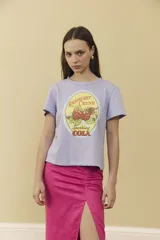 Remera lila con estampado de frambuesas y texto "Raspberry Crush Sparkling Cola".