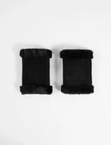 Mitones de símil gamuza en color negro, con bordes de piel sintética en los extremos.