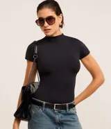 Body Cortelle de poliamida color negro, con cuello redondo medio y manga corta.