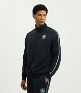 Campera deportiva negra con cierre frontal, cuello alto y puños acanalados. Presenta rayas blancas contrastantes en los hombros y un escudo con el número 45 estampado en el pecho.