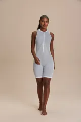 Jumpsuit corto de lycra con tecnología seamless, diseño ajustado y texturas diagonales. Presenta cierre frontal y espalda descubierta.