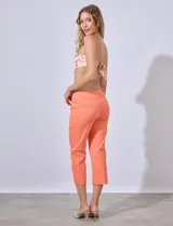 Pantalón capri color beige, de gabardina elastizada, con pretina ancha elastizada y bolsillos simulados.