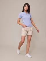 Polo blanco de algodón con elastano, de corte ajustado y mangas cortas.
