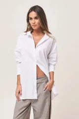 Camisa blanca amplia de poplin con mangas largas entalladas.