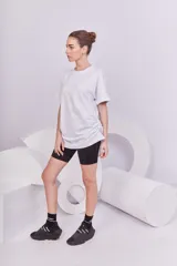 Vestido blanco de corte recto y holgado, con cuello redondo y mangas cortas.