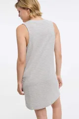 Vestido corto a rayas horizontales blancas y negras, sin mangas y con cuello redondo.