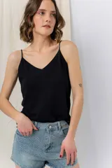 Musculosa de breteles finos con escote en V, confeccionada en tejido fluido con acabado satinado.