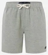 Bermuda de sarga con estampa rayada en color gris, de corte recto y largo por encima de la rodilla. Posee cintura elástica ajustable mediante cordón blanco y bolsillos laterales.