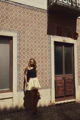 Top negro de punto texturizado con un solo hombro y volado ancho en el escote. Diseño ajustado con ribetes sobrehilados.