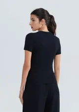 Top de manga corta, color negro, con cuello redondo y tejido acanalado.