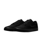 Championes Nike SB Chron 2 de estilo urbano, confeccionados en lona y gamuza negra. Presentan diseño vulcanizado que une la suela con la parte superior para mayor flexibilidad, con amortiguación de espuma y banda protectora en la punta.