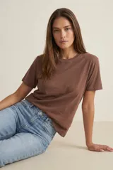 Remera oversize de algodón lavado en color marrón, con cuello redondo y mangas corta.