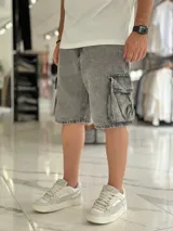 Bermuda cargo de jean color celeste con lavado ácido, corte oversize y bolsillos laterales con solapa.