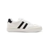 Championes urbanos American Sport blancos con detalles en negro, con dos tiras laterales negras y refuerzo en el talón.