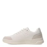 Championes urbanos de diseño minimalista en color beige, con paneles de gamuza en la puntera y el talón, cierre de cordones y suela de goma al tono.