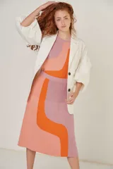 Falda tejida midi con diseño geométrico en colores naranja, amarillo y verde agua.
