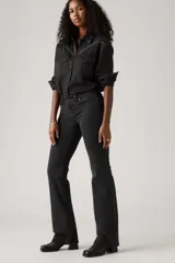 Pantalón jean de corte bootcut, color negro con efecto gastado, tiro súper bajo y cierre frontal con botón y cremallera.
