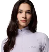 Remera deportiva de manga larga con cierre frontal parcial, cuello alto y orificios para los pulgares en los puños. Presenta un diseño técnico en color lila con el logo de la marca estampado en el pecho.