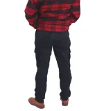 Pantalón cargo color beige, de corte recto, con bolsillos laterales y traseros.