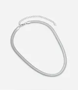 Collar corto de metal plateado con diseño de serpiente plana y cierre de mosquetón.