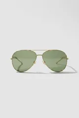 Lentes de sol estilo aviador con armazón metálico dorado y cristales verdes. Cuentan con filtro UV400 para protección contra rayos ultravioleta.