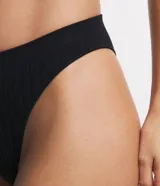 Bombacha de bikini femenina, sin costuras, de corte lateral mediano y textura acanalada.