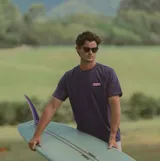 Remera de manga corta color azul marino con costuras a contratono en color blanco. Presenta un pequeño logo rectangular con la palabra Rhythm en el pecho.