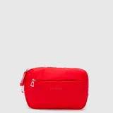 Riñonera de diseño minimalista color rojo, con cierre metálico frontal y logo de la marca grabado en el centro. Cuenta con tirador de cierre personalizado con cinta de tela.