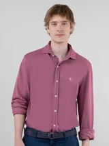 Camisa de hombre El Ganso, de punto liso color rosa, confeccionada en 100% algodón. Corte regular fit, cuello italiano, manga larga terminada en puño simple y logo bordado en el pecho.