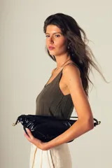 Musculosa de tejido canalé color verde oscuro, confeccionada en 100% algodón, con escote redondo y calce que acompaña el cuerpo.