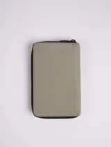 Billetera negra con cierre de poliéster y poliuretano.