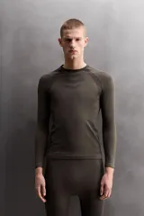 Camiseta térmica de manga larga color verde oscuro, con cuello redondo y diseño ajustado al cuerpo.