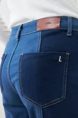 Pantalón chupín de denim azul con dos tonos de azul.