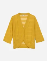 Cardigan abierto de tejido liviano color mostaza, con mangas tres cuartos y sutiles rayas horizontales transparentes.
