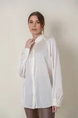 Camisa color marfil de satén de seda, con mangas ranglan y botones al tono.