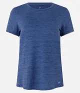 Remera deportiva azul de malla de poliamida, con cuello redondo, mangas cortas y corte alargado.